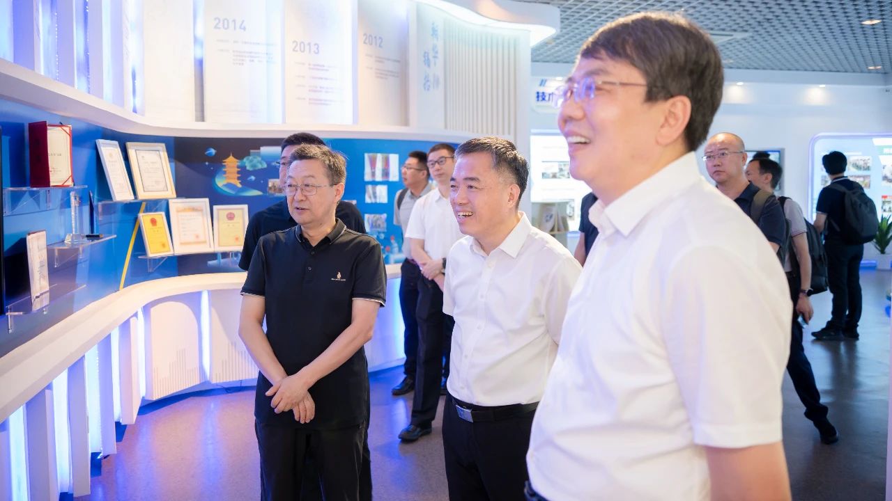 �A�S��W(xu��)�hί��(sh��)ӛ�����i���ϰ���ί��(sh��)ӛ����ɭһ�Ё�(l��i)��˾�����{��